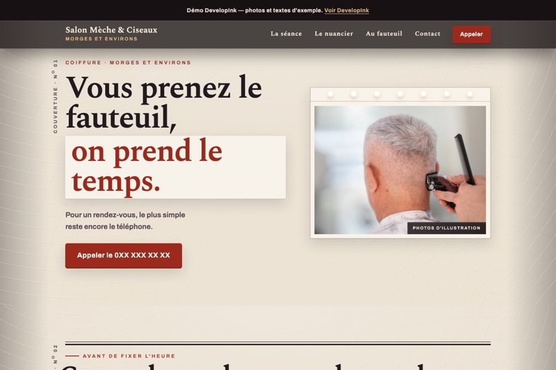 Site d'exemple d'un salon de coiffure : fond crème, grande typographie à empattements et photo d'une coupe au fauteuil