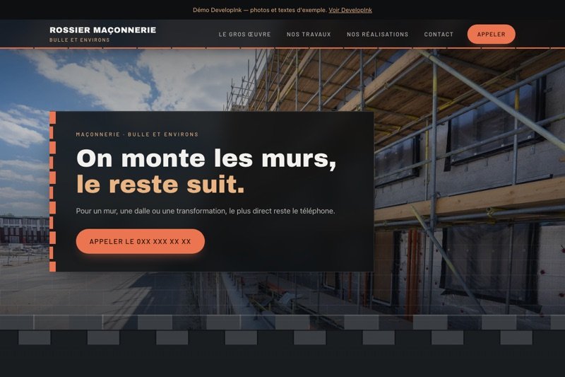 Site d'exemple d'une entreprise de maçonnerie : photo de chantier avec échafaudage, bandeau sombre et titre « On monte les murs »